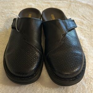 Clarks women shoes, soft cushion, pre-owned, clean sanitized, great condition.